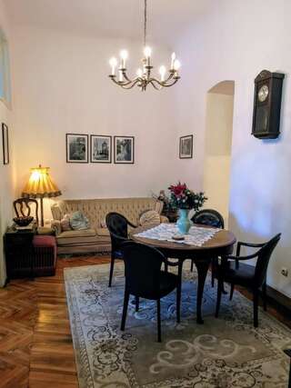 Проживание в семье Casa Generalului Сибиу Double Room with Private External Bathroom Baroque Style-1