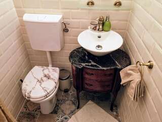 Проживание в семье Casa Generalului Сибиу Double Room with Private External Bathroom Baroque Style-10