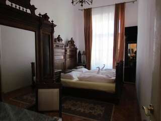 Проживание в семье Casa Generalului Сибиу Double Room with Private External Bathroom Baroque Style-17