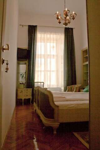 Проживание в семье Casa Generalului Сибиу Double Room with Private External Bathroom Ludovic Style-14