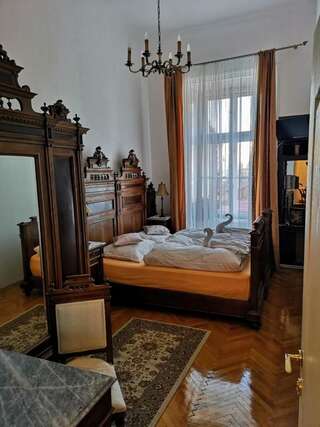 Проживание в семье Casa Generalului Сибиу Double Room with Private External Bathroom Baroque Style-3